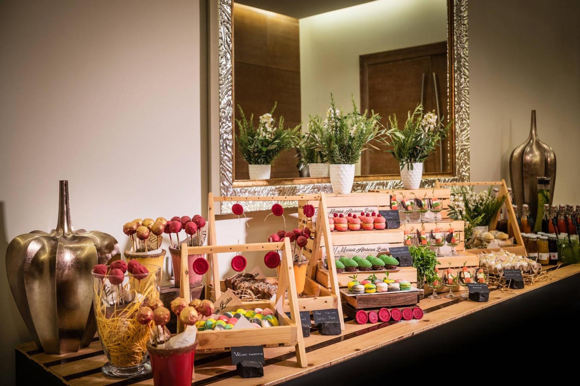 Jw Marriott Absheron Baku Hotel Ngoại thất bức ảnh A dessert buffet