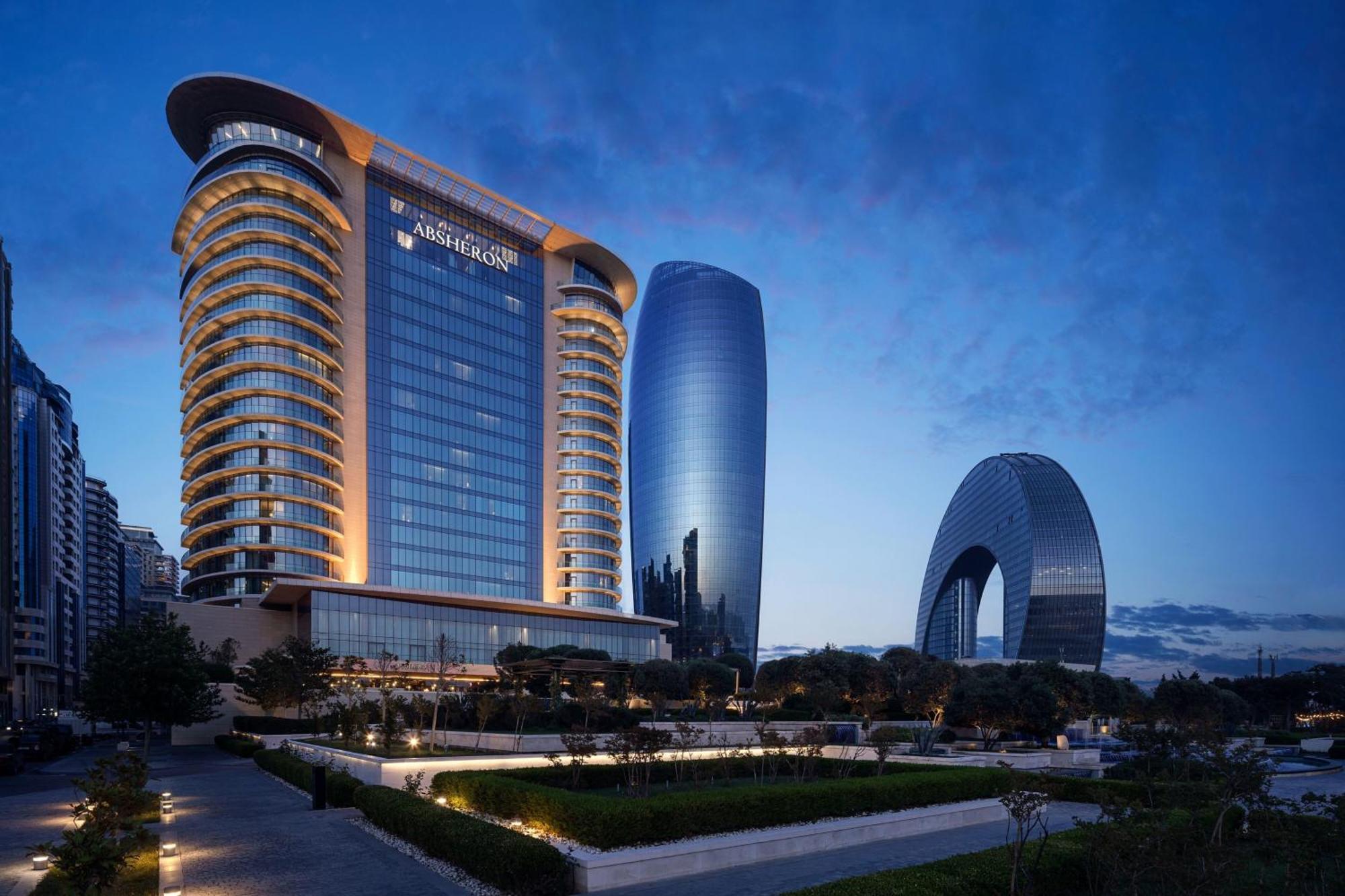 Jw Marriott Absheron Baku Hotel Ngoại thất bức ảnh The hotel at dusk